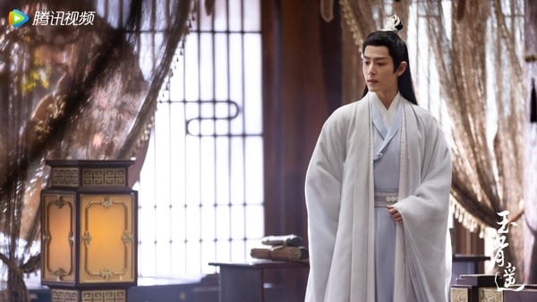 肖戰憑《陳情令》爆火後，戲劇資源不斷，又陸續接演了《餘生，請多指教》、《玉骨遙》等高熱度偶像劇，不過肖戰也不限制自己的戲路發展，沒有胡亂接戲，還挑戰了許多不同的戲劇類型，像是年代劇《夢中的那片海》、軍旅劇《王牌部隊》等。
