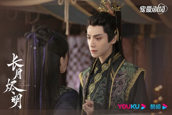 羅雲熙是公認的古裝神顏，當初宣布出演《皓衣行》時，許多劇迷都很看好！雖然《皓衣行》至今還是沒有機會開播，不過這幾年羅雲熙依舊穩穩地拍戲，在古裝、現偶劇都推出了代表作，而這兩部合作的都還是白鹿，現偶劇有《半是蜜糖半是傷》，古裝劇則是《長月燼明》！