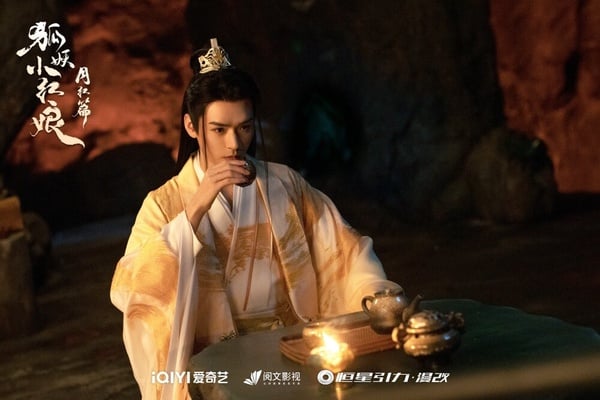 雖然龔俊目前的發展有點不上不下，但也不用擔心沒戲拍，戲劇資源還是很好，目前手裡熱度最高的待播劇是古裝劇《暗河傳》，搭檔的是彭小苒，這部和《少年歌行》是同個作者，所以目前在網上也小有討論度，希望《暗河傳》播出後，能成為龔俊的口碑代表作了！