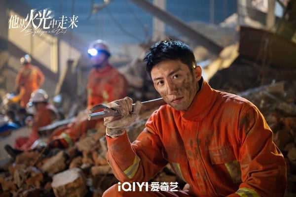 黃景瑜在《上癮》後小有人氣，他雖然不屬於頂流，但也默默走出適合自己的戲路，他的身材高壯，因此在飾演刑警、軍人的角色時很吃香，所以後面接了不少軍旅、刑偵劇，像是《罰罪》、《王牌部隊》、《愛上特種兵》及《他從火光中走來》，網播量的成績都蠻好的！