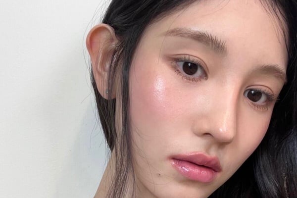 橄欖肌腮紅怎麼選？橄欖肌「低飽和灰粉色」腮紅推薦！乾淨顯白提氣色，清冷感滿滿！
