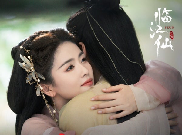 白鹿主演的仙俠劇《臨江仙》是六月最火的陸劇，對打《長安的荔枝》、《七根心簡》，熱度是三部中最高的。不過《臨江仙》開播後評價不是很好，大家都在吐槽妝造。白鹿的造型沒有《長月燼明》那麼美，開篇曾舜晞的白髮造型質感也不佳，造型拉低演員顏值。劇情方面，《臨江仙》倒是有亮點。