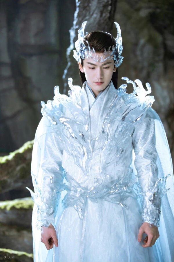 張凌赫是近幾年竄起的古裝男神，在《蒼蘭訣》飾演男二長珩仙君，當時就有很多人注意到這位古裝神顏。接下來張凌赫的古裝劇就一部一部播，在《雲之羽》、《寧安如夢》、《度華年》張凌赫的古裝扮相也基本都是好評！