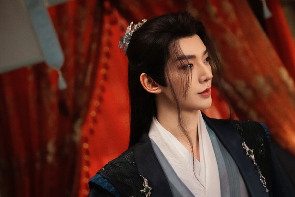 鄧為自《長相思》爆火之後，就成為深受喜愛的古裝美男。鄧為又高又瘦，臉型精緻，穿上古裝確實突出。今年鄧為主演的仙俠劇《仙台有樹》評價也很不錯，鄧為的古裝扮相依然穩定，劇情與人設也衝出好評，《仙台有樹》在豆瓣開出了7.1的高分呢！