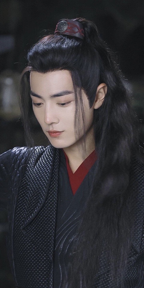 每次只要提到顏值相關的榜單，肖戰幾乎都榜上有名，肖戰的古裝是真的帥。最近肖戰主演大男主古裝權謀劇《藏海傳》，在劇中飾演滿腹心計的權臣藏海，這又是一個「美強慘」男主，藏海從小家族被滅，在官場上一路步步為營，危機環生，是個讓人心疼的男人。