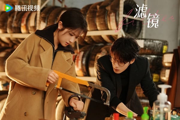 《濾鏡》是《長相思》作者桐華的原創劇本，劇情很「反套路」。女主角蘇橙橙外貌可以一直改變，她變成美女、變成羊駝，還變成檀健次，劇情又癲又搞笑。《濾鏡》講述超科技產品「濾鏡手鐲」讓蘇橙橙擁有了改變容貌的能力。唐奇對變成不同人的蘇橙橙心動，但為了保住秘密，蘇橙橙不得不一次次撒謊，讓唐奇一次又一次失去愛人。唐奇在接連的打擊下，眼睛的病情逐漸加重。終於，真相揭開......