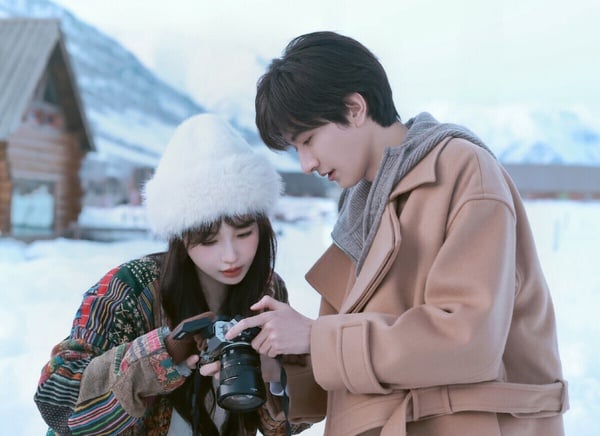 《噓，國王在冬眠》是漫畫家vs.滑雪選手的愛情故事，劇情不是很有新意，就是一般小甜劇的套路。不過劇情高糖無瘧，實景拍攝的雪地場景很美，是可以下飯追的小甜劇。《噓，國王在冬眠》講述漫畫家衛枝意外捲入醜聞，消沉的她前往北山雪場采風，邂逅了教練單崇。在跌跌撞撞的滑雪練習中，衛枝磨煉出了不服輸的意志，也喜歡上了單崇，兩個人相互治癒的故事。