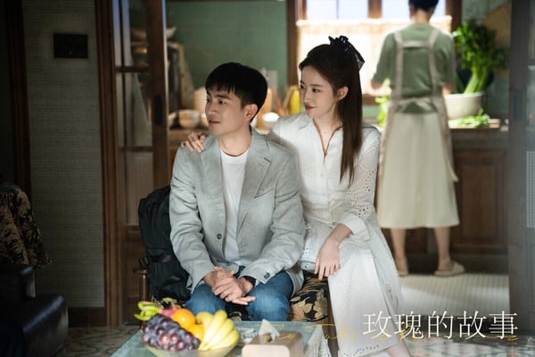 劉亦菲《玫瑰的故事》改編自亦舒的小說，講述女主角黃亦玫的幾段感情故事。劇裡有五個男主角，有妹控哥哥、初戀白月光、老公、靈魂伴侶、年下奶狗弟弟，每條線都看點滿滿。《玫瑰的故事》絕對是近年不可錯過的都市劇！《玫瑰的故事》是少數質感不土氣的現代陸劇，劇情跌宕起伏，金句頻出，各種渣男的情節很讓人有所共鳴。