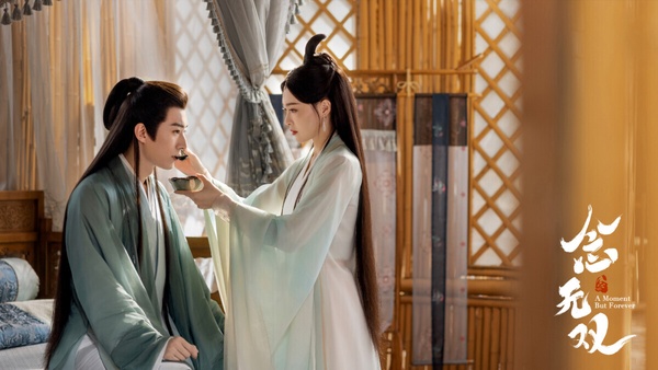 《念無雙》開播後不少人吐槽唐嫣和劉學義是「中年人演古偶」，造型質感也不佳，劉學義、唐嫣明明那麼好看，但到了《念無雙》卻被網友吐槽「顏值降級」。忽略造型和製作的硬傷，《念無雙》劇本其實評價不錯。它和《宸汐緣》、《無憂渡》出自同個編劇，主角人設有立住，劇情時不時也有笑點，.豆瓣6.9分，以古偶劇來說，成績算是不錯。