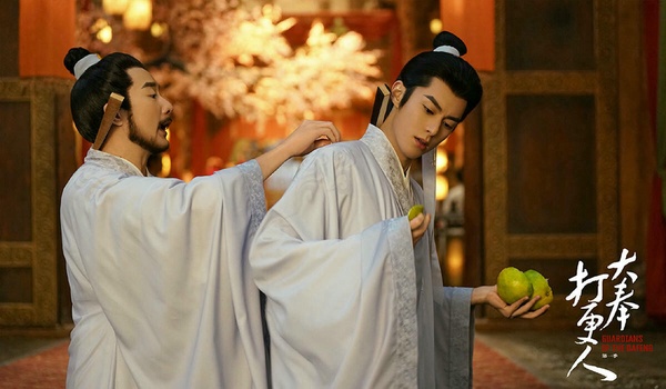 王鶴棣《大奉打更人》是重磅大製作，開播前就號稱是《慶餘年》2.0，是小說大IP改編+雙流量主演的大製作古裝劇。《大奉打更人》豆瓣評分不高，僅5.6分，或許是因為開播前《大奉打更人》宣傳對標《慶餘年》，拉高了觀眾期待，播出後低於預期就被罵很慘。其實很多觀眾追下去後，都稱讚《大奉打更人》越追越好看！
