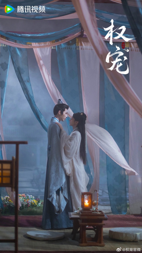 《權寵》是今年的高分短劇，豆瓣評分高達7.2。《權寵》人設很有意思，假太監vs.女扮男裝的皇帝。講述大寧王朝風雨飄搖，裴慎之篡改遺詔，扶植傀儡皇帝寧謹一登基。寧謹一表面順從，暗中積蓄力量，推動新政。裴慎之被她的智慧吸引，最終，寧謹一肅清朝政，成為一代女帝。