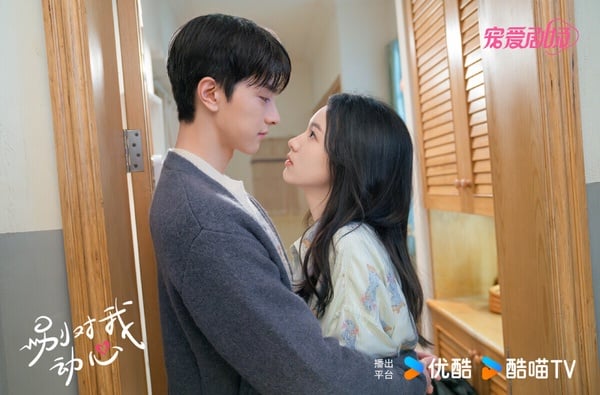 林一主演《致我們暖暖的小時光》火了之後，他的甜寵劇在亞洲就一直很有市場，去年林一和周也合作小甜劇《別對我動心》，這部播得也不錯。《別對我動心》由《親愛的，熱愛的》同班底團隊打造，主角人設也很有趣，女主角性格粗暴卻假裝純情，男主角心機腹黑卻不小心反坑自己，劇情高糖又搞笑。