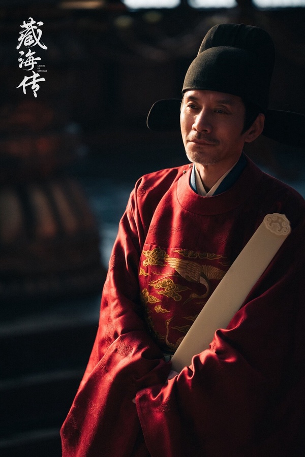 田小潔也是陸劇裡的熟面孔，演過《雪中悍刀行》、《沉默的真相》等作品，他這次飾演「趙秉文」，堪稱是全劇最隱密的操盤手，他目睹蒯家的滅門慘案，然後精準救出稚奴，原來這些都是他的精心算計。