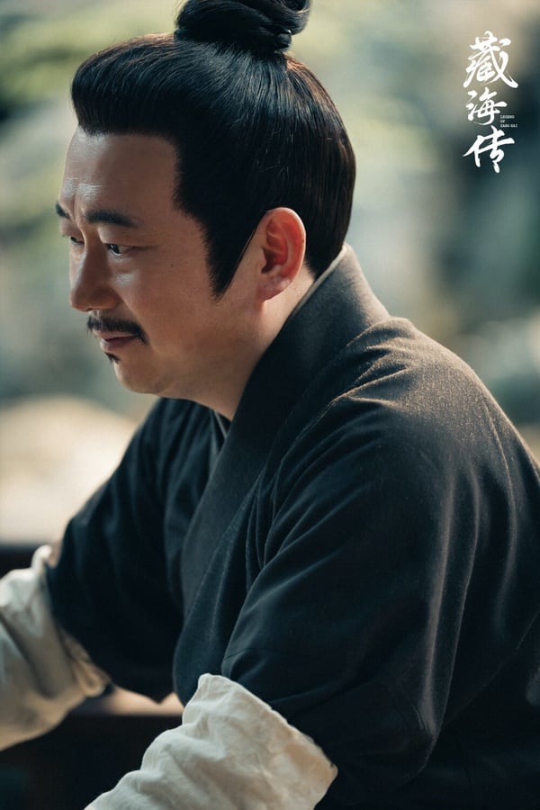 梁超飾演的高明，擅長縱橫之術，是藏海的師傅之一，被稱為藏海的「最強輔助」，他跟在徒弟身邊，默默地幫他化解危機，而說到他最令人印象深刻的一場戲，絕對是他喬裝哄騙平津侯，將老神棍的角色演得活靈活現！他與肖戰在最後的師徒訣別戲，也是讓不少觀眾淚崩，梁超沒有任何台詞，但光背影就全是戲！