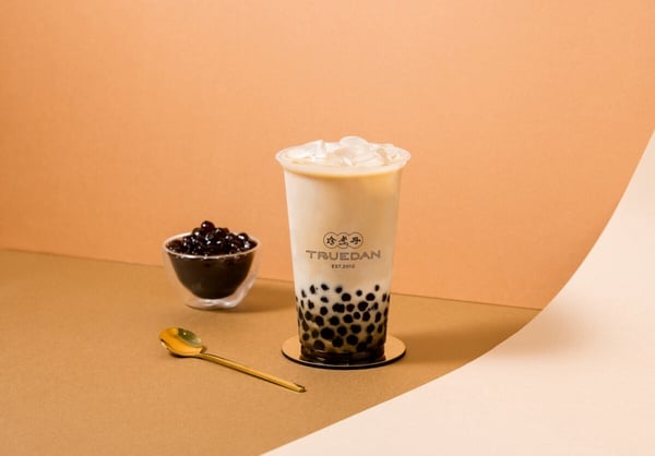 珍煮丹必喝經典款「珍珠奶茶」，古早味奶茶搭配滿滿的手熬0.85公分黑糖珍珠