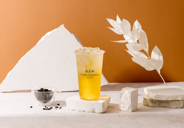 珍煮丹純茶推薦「不知春」，選用台灣在地四季春茶葉，茶湯清澈，口感圓潤回甘