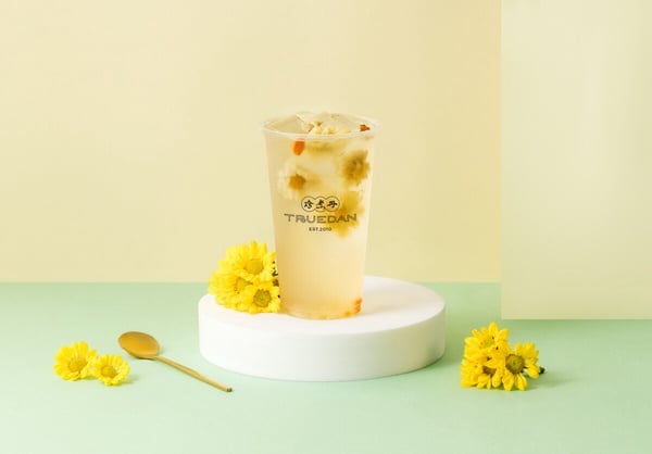 珍煮丹推薦飲品「蜂蜜菊花茶」，杯中可見菊花花瓣，是一款口感溫潤的養生茶飲