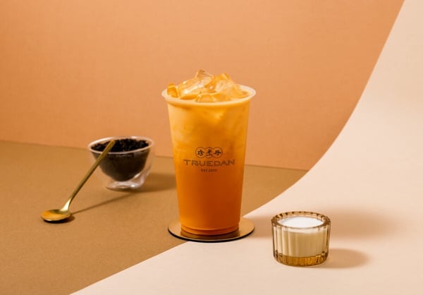 珍煮丹排行榜推薦飲品「泰泰鮮奶茶」，呈現道地的泰式橘紅色澤，茶香濃郁