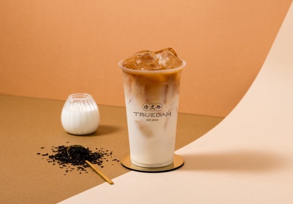珍煮丹推薦拿鐵「姍姍紅茶拿鐵」，特選烏瓦錫蘭紅茶與鮮奶調和的柔順飲品
