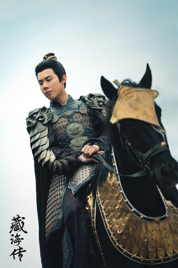 周奇在不少古裝劇中當過配角，這次在《藏海傳》飾演男二「莊之行」，是平津侯的小兒子，幫助藏海復仇，最後大義滅親殺死自己的父親，周奇在劇中的演技精湛，與老戲骨黃覺對戲時，氣場也完全沒有被壓過去