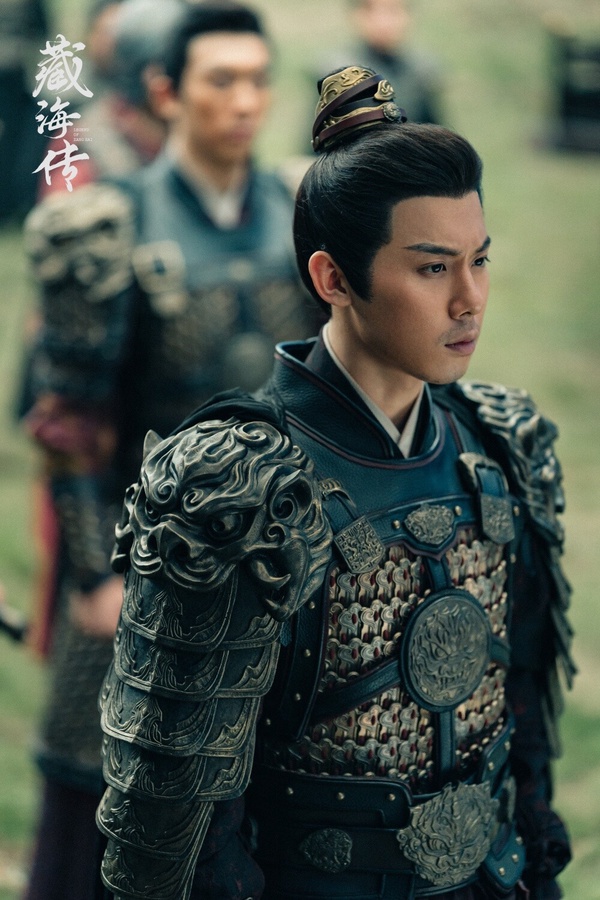 周奇在不少古裝劇中當過配角，這次在《藏海傳》飾演男二「莊之行」，是平津侯的小兒子，幫助藏海復仇，最後大義滅親殺死自己的父親，周奇在劇中的演技精湛，與老戲骨黃覺對戲時，氣場也完全沒有被壓過去