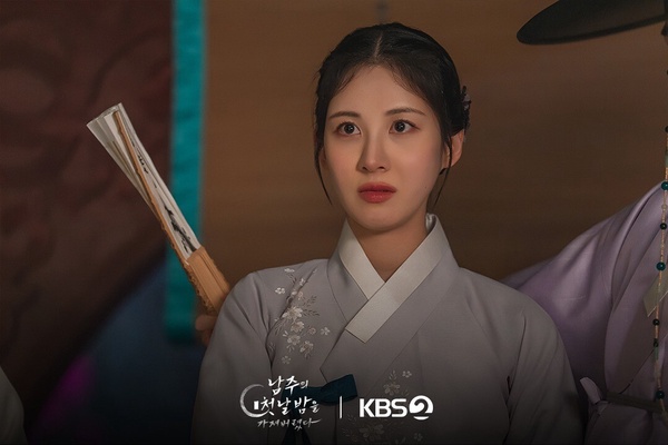 徐玄在《我奪走了公爵的初夜》中飾演穿越到朝鮮時代的女主角，展現俏皮神情。