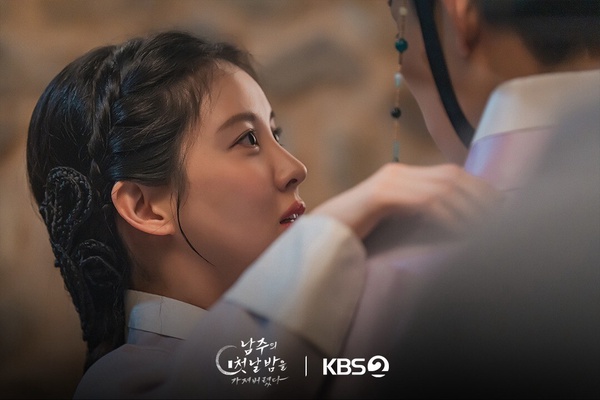 玉澤演和徐玄在 KBS2 韓劇《我奪走了公爵的初夜》中，深情對視，氛圍甜蜜。
