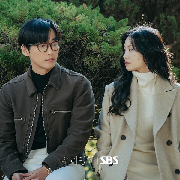 南宮珉與全余贇在 SBS 韓劇《我們的電影》中飾演一對戀人，神情凝重地望向遠方。
