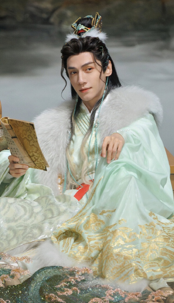 《長月燼明》爆火後，再次證明羅雲熙在古裝劇的號召力，連帶讓大家對羅雲熙後續的古裝劇期待值提升。《水龍吟》和《蓮花樓》一樣，改編自藤萍的小說，也一樣是大男主古裝武俠題材。