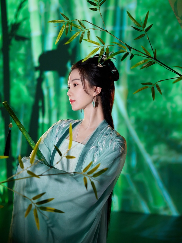 劉詩詩是網友們公認的古裝美人，每次演古裝劇，都能在網上獲得許多好評！從《步步驚心》的清裝、《風中奇緣》漢朝古裝，到近年《一念關山》的女俠造型，和《淮水竹亭》的仙俠造型，劉詩詩的古裝就沒醜過！