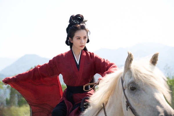 劉詩詩是網友們公認的古裝美人，每次演古裝劇，都能在網上獲得許多好評！從《步步驚心》的清裝、《風中奇緣》漢朝古裝，到近年《一念關山》的女俠造型，和《淮水竹亭》的仙俠造型，劉詩詩的古裝就沒醜過！