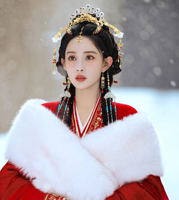 孟子義本人也一直是深受大家推崇的古裝美人。孟子義的五官立體，特別適合華麗、繁複的古裝造型，而今年孟子義也特別客串了《淮水竹亭》，飾演面具團老五青木媛，和丁禹兮有感情線。