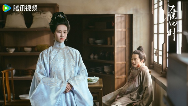 《雁回時》是2025讓人滿驚喜的黑馬陸劇，和去年大火的《墨雨雲間》同為千山茶客的小說改編劇，風格和《墨雨雲間》有點類似，小說一樣是女主角被各種奸人所害，悽慘而死，然後重生歸來復仇，而劇版聚焦在宅鬥。像這種重生劇因為節奏快，有爽感，近年特別受到觀眾歡迎。