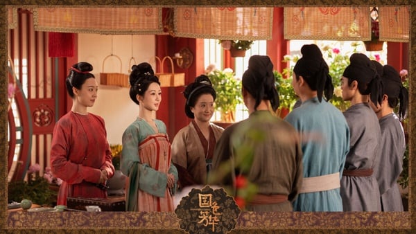 《國色芳華》不是在騰訊、優酷這樣的高流量平台播出，而是在芒果TV，但《國色芳華》靠著精湛的劇本，為芒果TV帶來不少流量。這部劇真正做到了口碑、收視雙豐收！《國色芳華》豆瓣評分高達7.8，質感確實好，打光、妝容、道具可以看出劇組有花心思打造，劇本也很紮實。