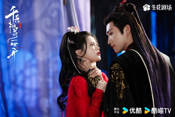 張彬彬《千朵桃花一世開》是2025評價不錯的仙俠劇，開分6.7，如今已經默默漲到7.0，真的是好劇。本來大家都以為又是俗套的N生N世仙俠虐戀，沒想到《千朵桃花一世開》劇情挺新鮮。號稱仙俠版《想見你》，男主為了拯救女主，一次次回到過去，宿命感滿滿。
