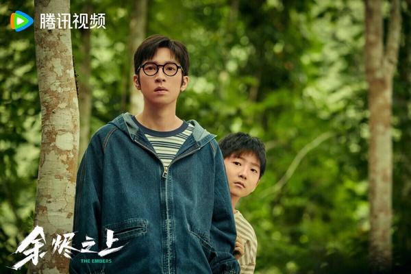 懸疑劇《餘燼之上》劇情以一起十年前的縱火案展開，案中案，每個單元案件都與十年前相關，層層抽絲剝繭。《餘燼之上》劇情很緊湊，懸疑恐怖的氛圍塑造得很到位，但又不會為了懸疑而懸疑，時不時會有喜劇的元素，中和掉恐怖感，值得一看。