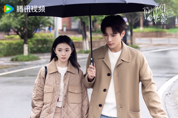 《陷入我們的熱戀》是五月的強檔甜寵劇，改編自耳東兔子的同名小說，原著人氣相當高，是不亞於《難哄》、《偷偷藏不住》的甜寵大IP呢！拍成劇版熱度卻很低迷，沒有像《難哄》那麼成功。其實劉浩存、王安宇外型很搭，這部劇依然默默吸引一批劇迷，豆瓣開分6.5。