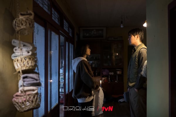Netflix好評韓劇《未知的首爾》劇照，呈現觸動人心的金句與故事情節。