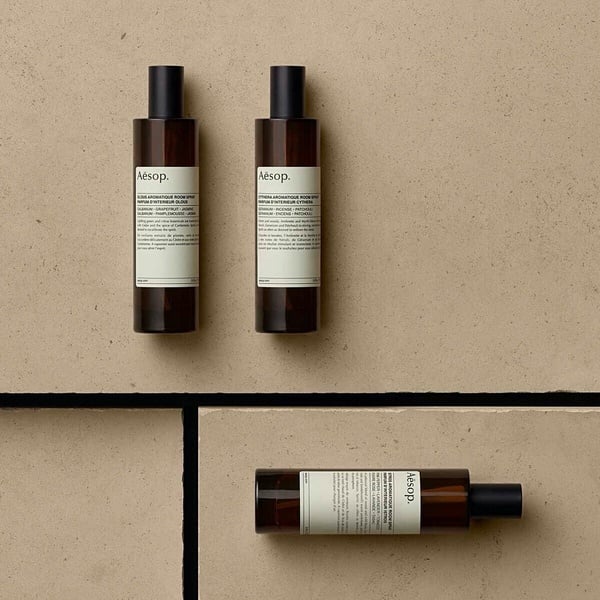 比香水更輕盈無負擔！夏季居家香氛、織品噴霧推薦，Aesop、BYREDO床單香迷人必收