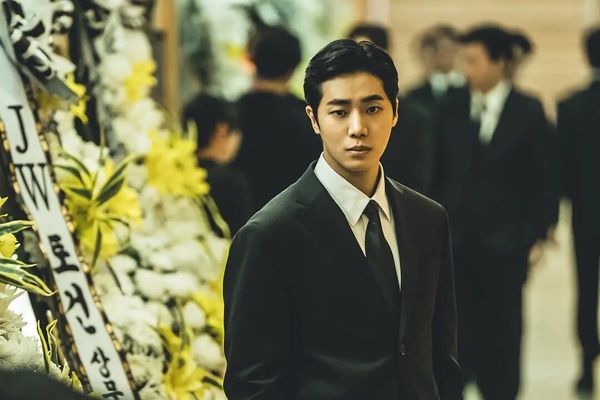 蘇志燮與許峻豪主演的Netflix動作爽劇《無赦之仇》海報，秋英宇在劇中飾演反派，氣氛肅殺。