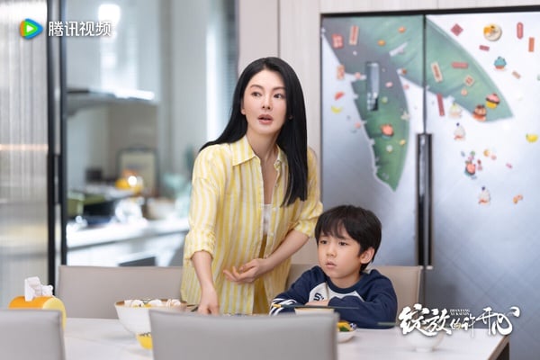 《綻放的許開心》是一部搞笑的家庭喜劇，開播後評價還可以，劇情有趣，節奏流暢，看膩古裝劇、甜寵劇的觀眾，可以換換口味追追看。《綻放的許開心》劇中，張雨綺飾演曾遭丈夫背叛的二胎媽媽「許開心」，渣前夫和小三再次入侵她的生活，許開心鬥志昂揚，就要守護兒女，奪回房子！