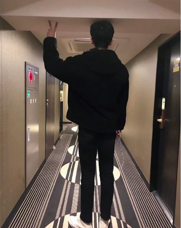 張凌赫雖然官宣身高是188公分，不過他也在節目中自爆，他的身高其實超過190公分，只是擔心身高太高，會找不到一起對戲的女演員，所以才少報2公分，而張凌赫是真的很高，像他住飯店時，如果飯店的天花板不夠高，他的頭甚至能碰到天花板。