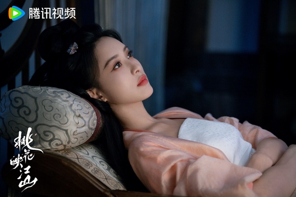 《桃花映江山》首集就有拉絲床戲！劉學義、孟子義先婚後愛，「咬線殺」曖昧名場面封神