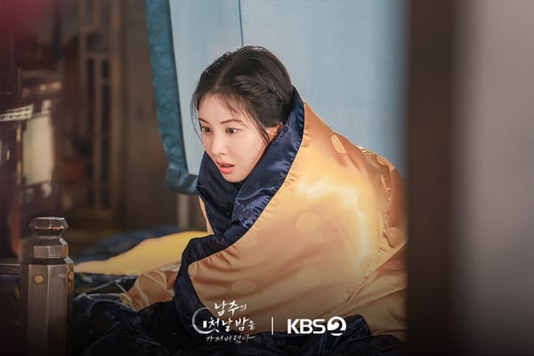  韓劇《我奪走了公爵的初夜》劇照，女主角徐玄飾演穿越到小說中的角色，表情驚訝有趣。