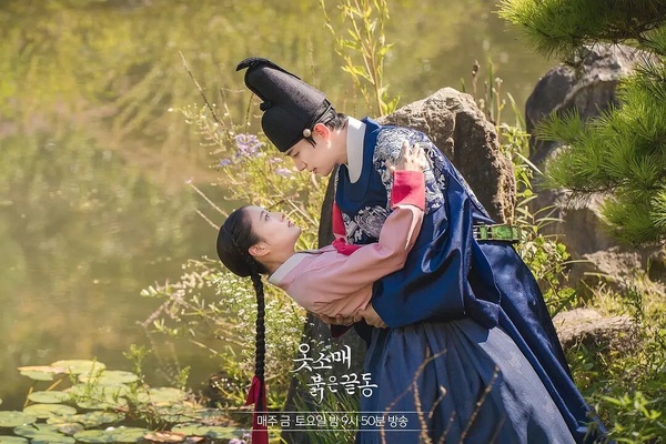  高分韓劇《衣袖紅鑲邊》劇照，李俊昊與李世榮的感情戲甜虐交織，火花十足。