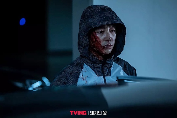  驚悚懸疑韓劇《豬玀之王》劇照，金東旭飾演因校園霸凌而展開復仇的主角。