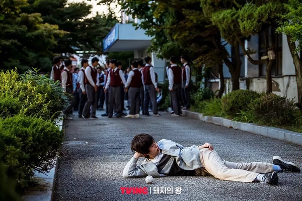 限制級韓劇《豬玀之王》劇照，金成圭飾演的角色是主角復仇之路上的關鍵人物。