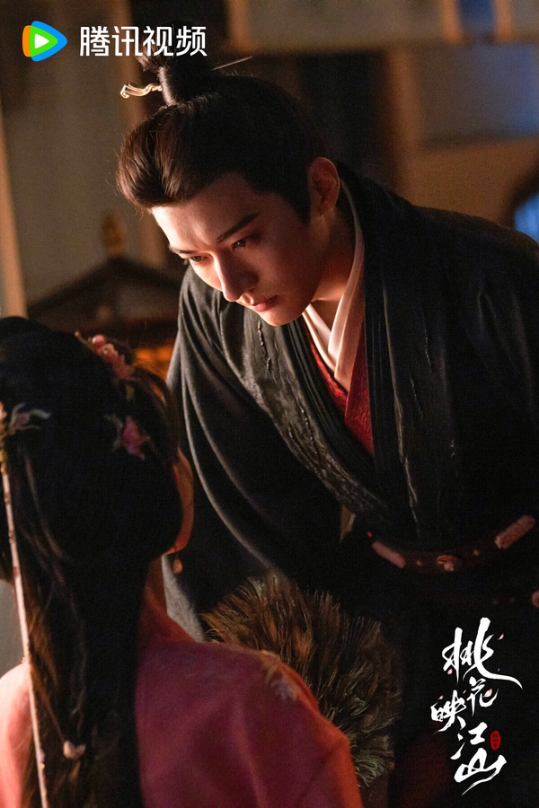  劉學義與孟子義主演的陸劇《桃花映江山》官方海報，展現腹黑權臣與狡猾公主之間的故事張力。