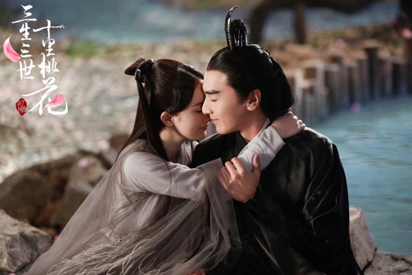  現象級仙俠劇《三生三世十里桃花》海報，主演楊冪與趙又廷在桃花林中，氛圍唯美。