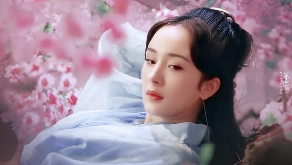 爆款陸劇《三生三世十里桃花》劇照，楊冪飾演的白淺上神，造型仙氣十足。